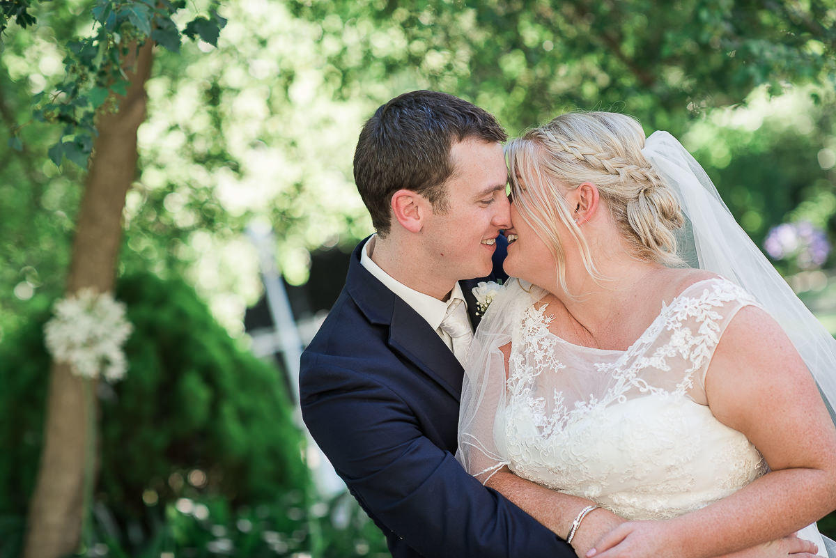 Wedding at Bram Leigh estate kiss